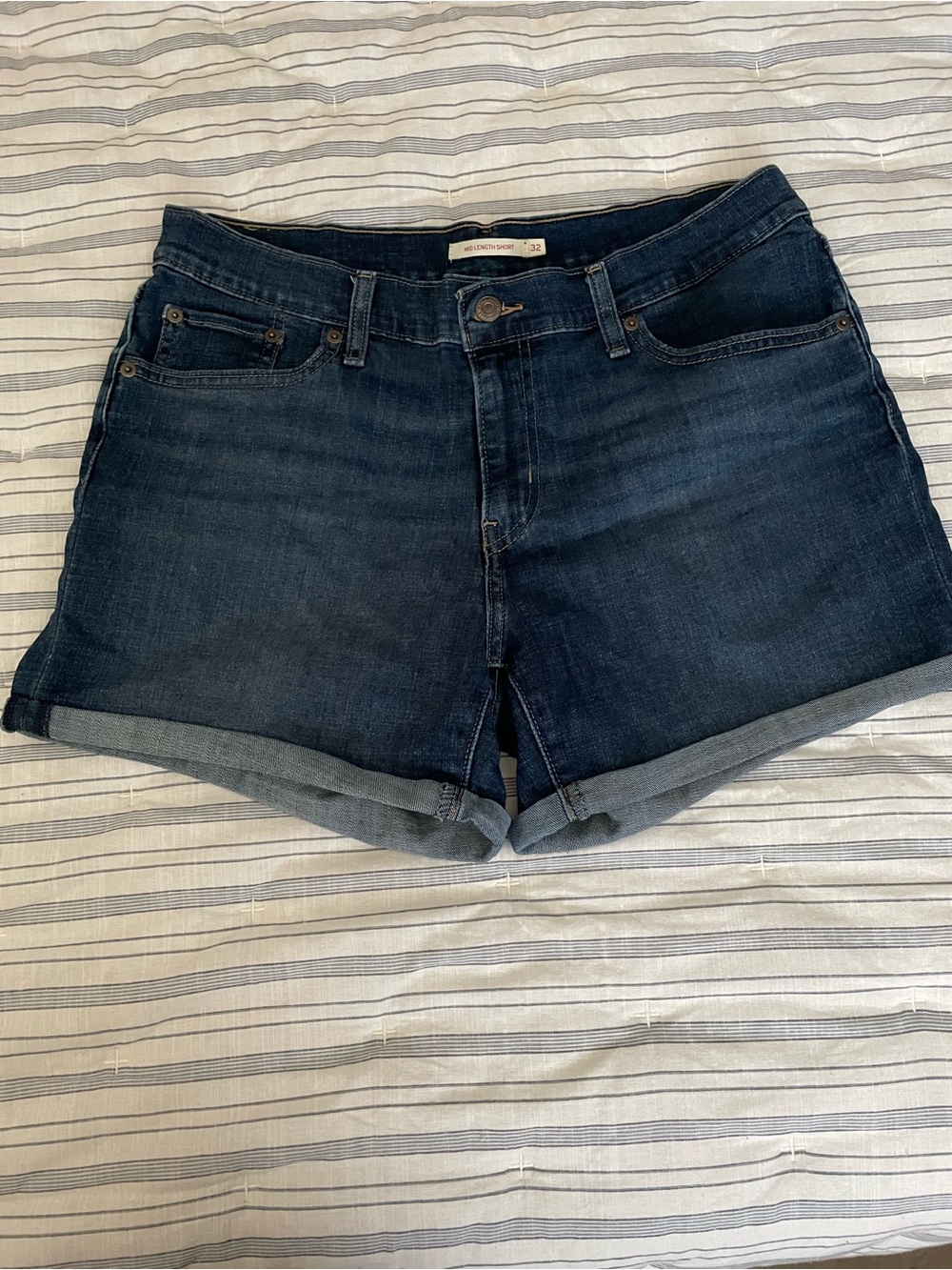 Levi’s Women Dark Wash Denim Shorts Size 32